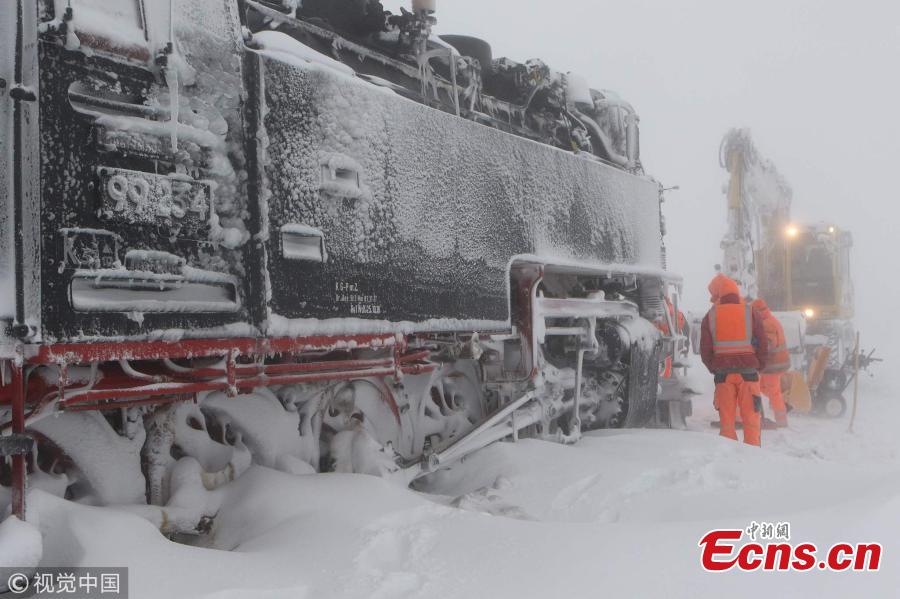 A steam train is stranded in heavy snow in Sierksdorf, German, Jan. 9, 2019. (Photo/VCG)
