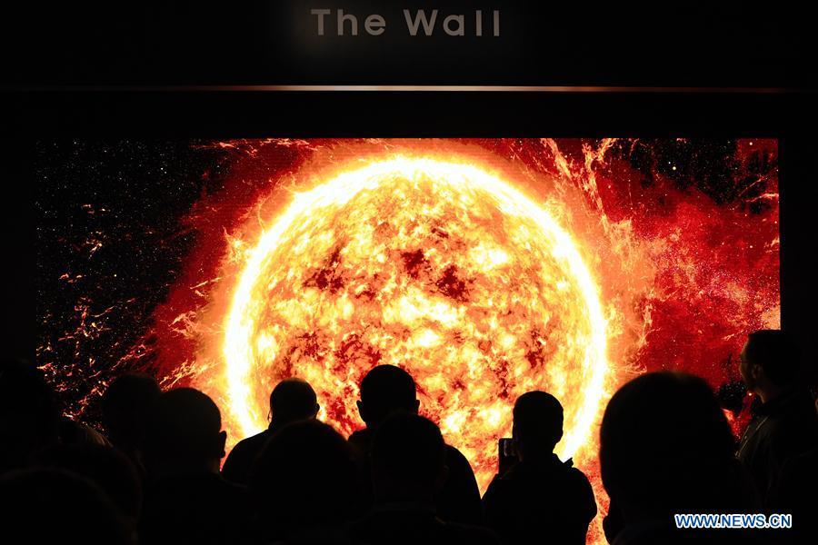 Visitors watch a display of Samsung during the Consumer Electronics Show (CES) in Las Vegas, the United States, on Jan. 8, 2019. 2019 CES highlights new displays from global companies, such as LG, Samsung and Sharp. CES, the world\'s largest trade show to present new products and technologies in the consumer electronics industry, runs till Friday, attracting about 4,500 exhibitors and 180,000 attendees in 2019. (Xinhua/Liu Jie)