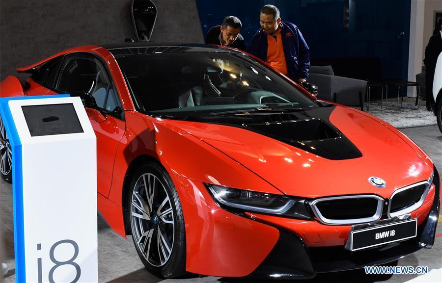 Visitors view a car from German carmaker BMW at Haikou New Energy Vehicle Exhibition in Haikou, south China\'s Hainan Province, Jan. 10, 2019. A total of 197 new energy vehicles were displayed at the exhibition. (Xinhua/Yang Guanyu)