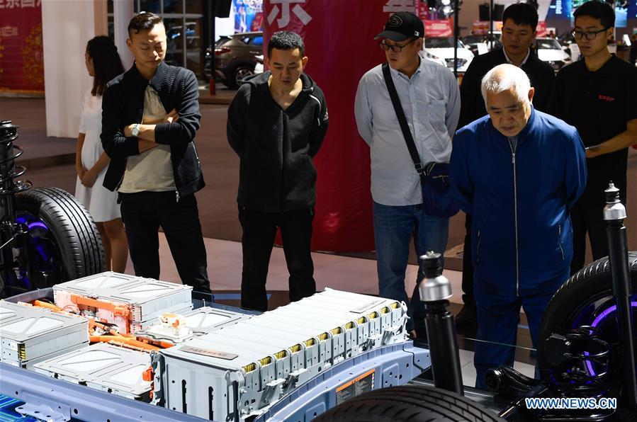Visitors view the chassis of a car displayed at Haikou New Energy Vehicle Exhibition in Haikou, south China\'s Hainan Province, Jan. 10, 2019. A total of 197 new energy vehicles were displayed at the exhibition. (Xinhua/Yang Guanyu)