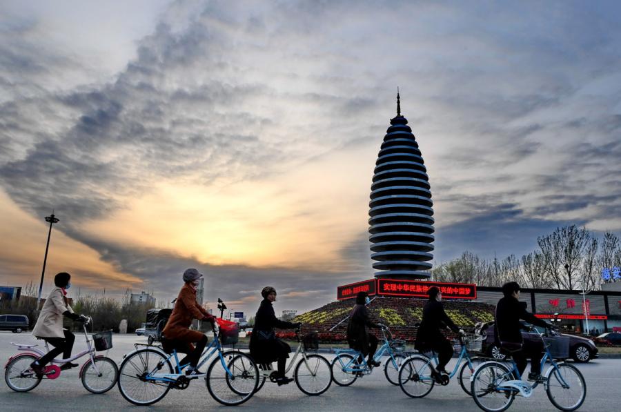 People pass a flowerbed on a street in Rongcheng county, Xiongan New Area, Hebei Province, on March 29, 2018. (Photo/Xinhua)

Taking on Beijing\'s noncapital functions

Xiongan will take on the noncapital functions of Beijing, improve its infrastructure, and optimize its business environment with better public services. It will embrace universities, research institutes, medical institutions, corporate headquarters, as well as financial and public institutions from Beijing.