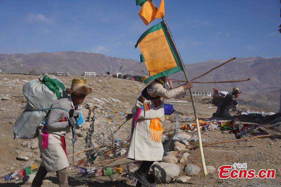 Tibetans hang prayer flags as part of celebrations for the New Year in the Tibetan calendar in Nyemo County, Southwest China\'s Tibet Autonomous region. In traditional highland barley farming areas, including Nyemo County, locals have a tradition of celebrating the Tibetan New Year one month early, so the celebrations do not affect farming. (Photo: China News Service/Sangdan Pingcuo)