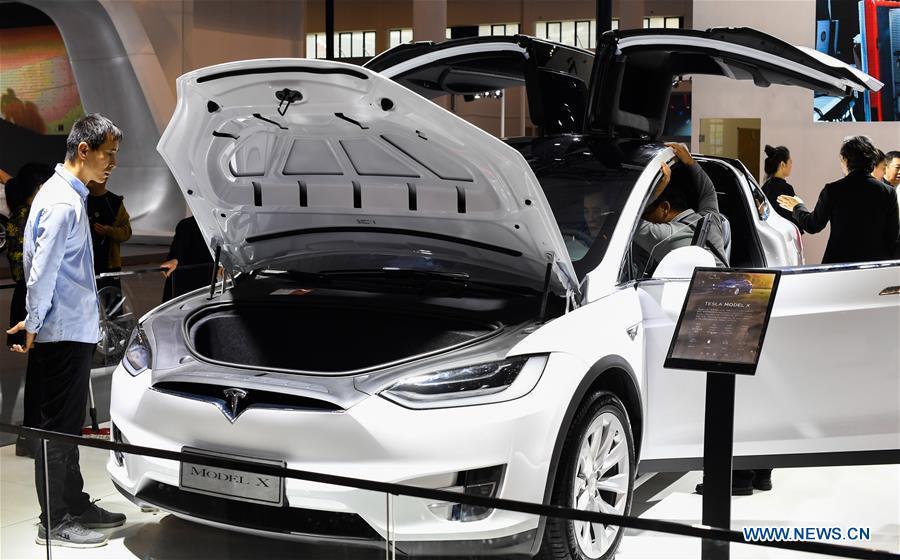 Visitors view a car from U.S. electric car maker Tesla at Haikou New Energy Vehicle Exhibition in Haikou, south China\'s Hainan Province, Jan. 10, 2019. A total of 197 new energy vehicles were displayed at the exhibition. (Xinhua/Yang Guanyu)