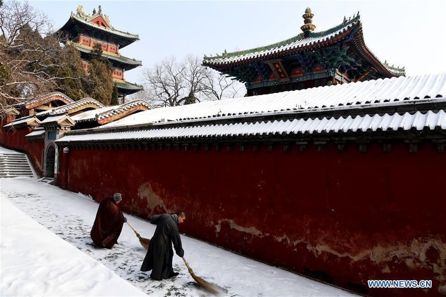 Monks clean snow at the Shaolin Temple in Dengfeng City, central China\'s Henan Province, Jan. 10, 2019. (Xinhua/Zhu Xiang)