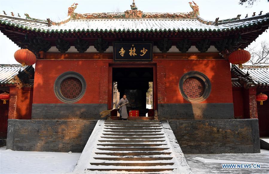 A monk cleans snow at the Shaolin Temple in Dengfeng City, central China\'s Henan Province, Jan. 10, 2019. (Xinhua/Li Jianan)