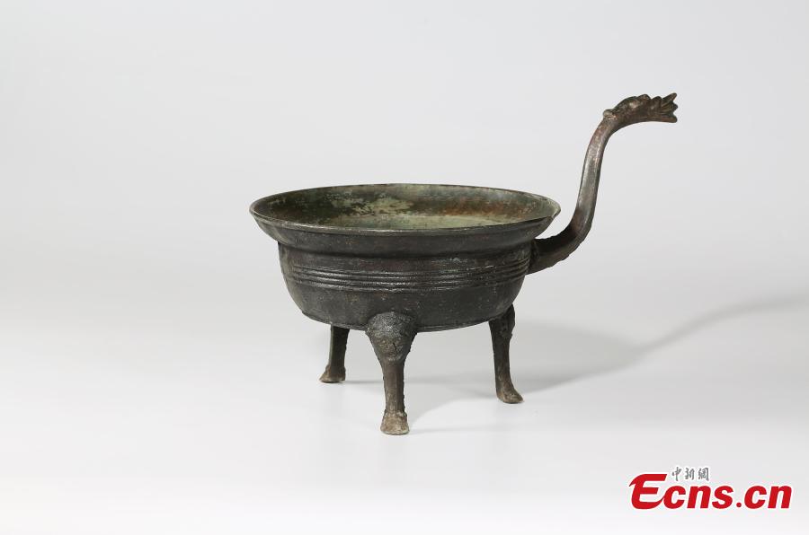 A relic unearthed at a ruins site in Leijia Village, Xixian New Area, Northwest China\'s Shaanxi Province. The Shaanxi Provincial Institute of Archaeology said excavations in 2017 and 2018 at the site’s 12 tombs uncovered relics from the Sixteen Kingdoms (304 to 439) period, including remains of objects used in worship. (Photo: China News Service/Zhong Xin)