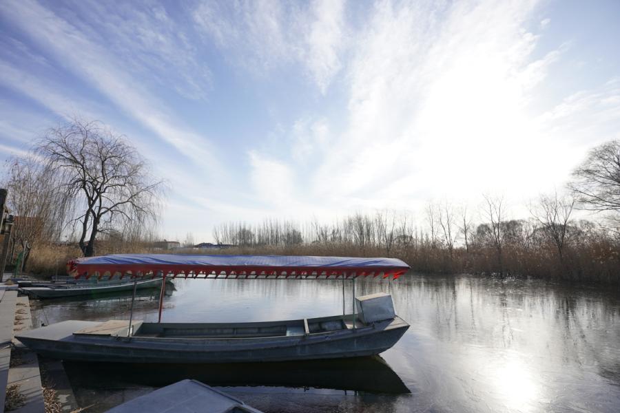 A boat is moored on Baiyangdian Lake in Xiongan New Area, North China\'s Hebei Province, Dec. 7, 2018. (Photo/Xinhua)

Creating a beautiful natural ecosystem

The government will carry out ecological restoration work for Baiyangdian Lake, increasing the forest coverage rate and improving the air quality. A national park around Baiyangdian wetland is also planned.