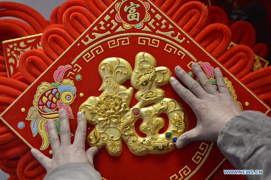 A villager makes Chinese knots in preparation for the upcoming Spring Festival in Xingtai County, north China\'s Hebei Province, Jan. 10, 2019. The Spring Festival, or Chinese Lunar New Year, falls on Feb. 5 this year. (Xinhua/Chen Lei)