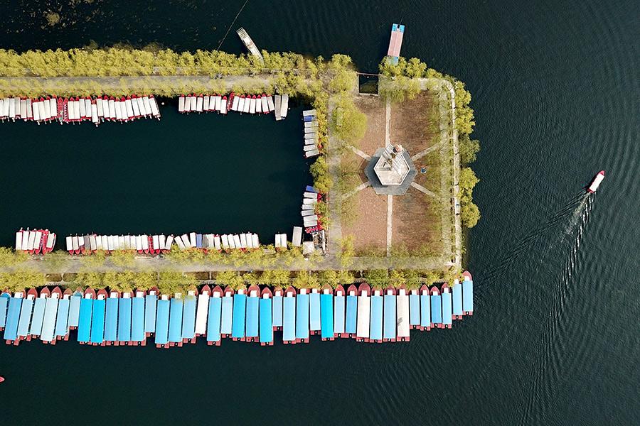 An aerial photo shows a tourist pier in Baiyangdian Lake in Xiongan New Area, North China\'s Hebei Province, March 30, 2018. (Photo/Xinhua)

China\'s central authorities recently approved the overall plan (2018-2035) for Xiongan New Area, stressing that the region will be built to international standards with Chinese characteristics.

Xiongan, which is planned to undertake the noncapital functions of Beijing, should protect the ecological environment, stick to green development, and highlight people\'s livelihoods, according to the State Council, China\'s cabinet. Here are some highlights from the plan.