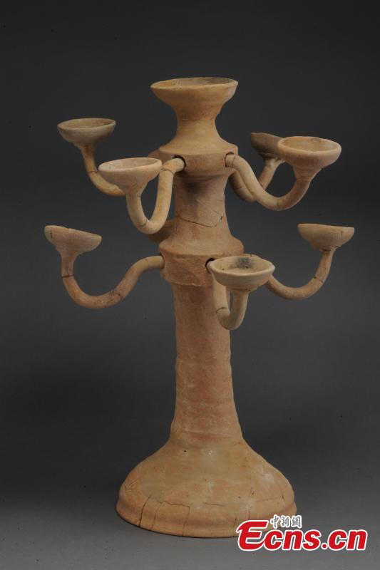 A relic unearthed at a ruins site in Leijia Village, Xixian New Area, Northwest China\'s Shaanxi Province. The Shaanxi Provincial Institute of Archaeology said excavations in 2017 and 2018 at the site’s 12 tombs uncovered relics from the Sixteen Kingdoms (304 to 439) period, including remains of objects used in worship. (Photo: China News Service/Zhong Xin)