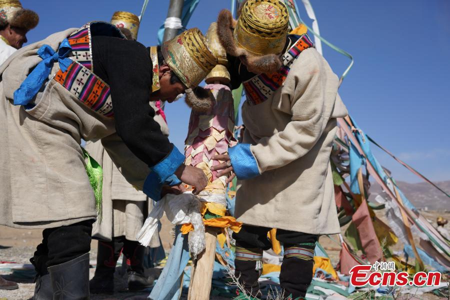 Tibetans hang prayer flags as part of celebrations for the New Year in the Tibetan calendar in Nyemo County, Southwest China\'s Tibet Autonomous region. In traditional highland barley farming areas, including Nyemo County, locals have a tradition of celebrating the Tibetan New Year one month early, so the celebrations do not affect farming. (Photo: China News Service/Sangdan Pingcuo)