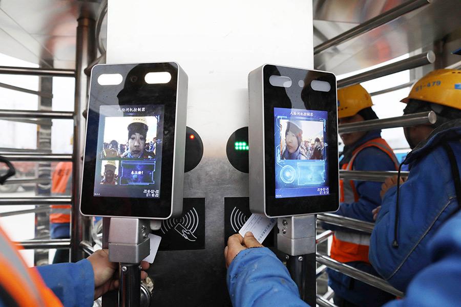 Facial recognition technology is used at the construction sites in Xiongan New Area to check in workers. (Photo by Zhu Xingxin/China Daily)

Creating a digital smart city

Xiongan will lead the way in smart infrastructure, including an integrated, safe, and ubiquitous broadband communication network and multisource sensing system.