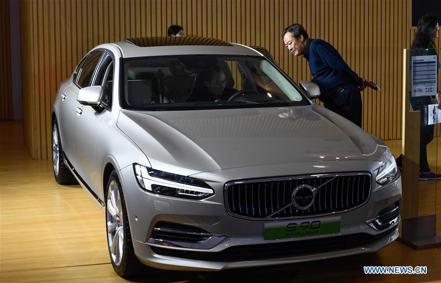 Visitors view a car of Volvo at Haikou New Energy Vehicle Exhibition in Haikou, south China\'s Hainan Province, Jan. 10, 2019. A total of 197 new energy vehicles were displayed at the exhibition. (Xinhua/Yang Guanyu)