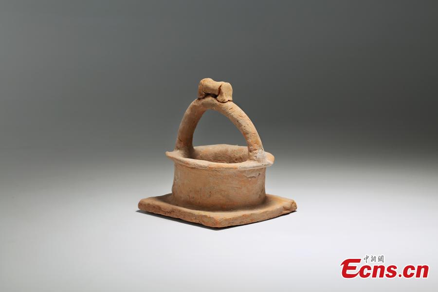 A relic unearthed at a ruins site in Leijia Village, Xixian New Area, Northwest China\'s Shaanxi Province. The Shaanxi Provincial Institute of Archaeology said excavations in 2017 and 2018 at the site’s 12 tombs uncovered relics from the Sixteen Kingdoms (304 to 439) period, including remains of objects used in worship. (Photo: China News Service/Zhong Xin)