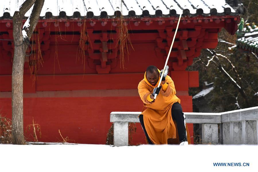 A foreign Kungfu enthusiast exercises martial arts after a snow at the Shaolin Temple in Dengfeng City, central China\'s Henan Province on Jan. 10, 2019. (Xinhua/Feng Dapeng)