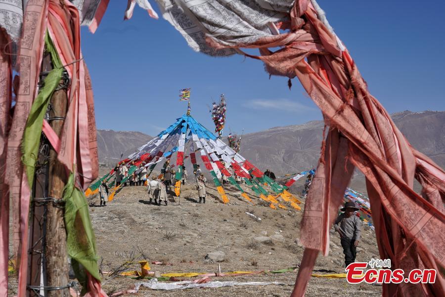 Tibetans hang prayer flags as part of celebrations for the New Year in the Tibetan calendar in Nyemo County, Southwest China\'s Tibet Autonomous region. In traditional highland barley farming areas, including Nyemo County, locals have a tradition of celebrating the Tibetan New Year one month early, so the celebrations do not affect farming. (Photo: China News Service/Sangdan Pingcuo)