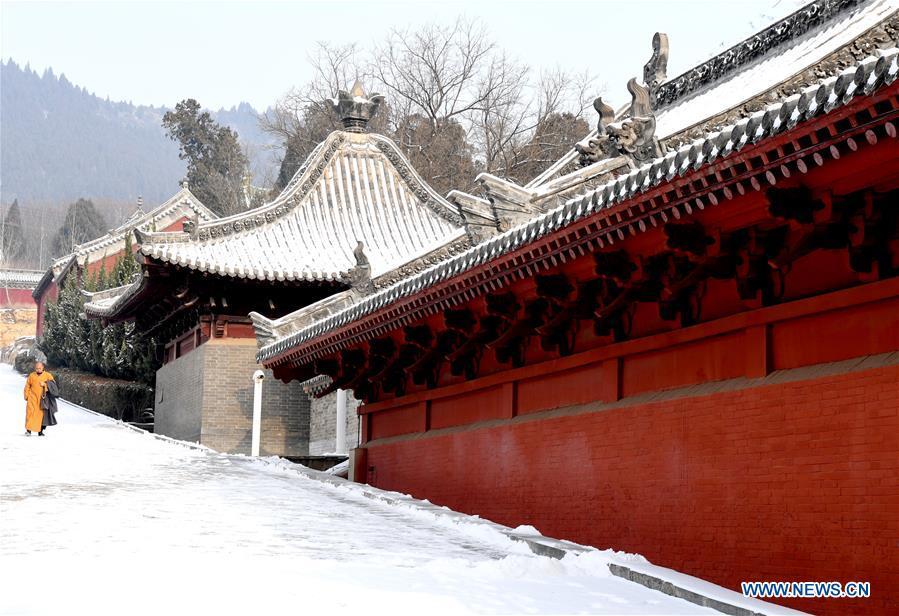 A monk walks in the snow at the Shaolin Temple in Dengfeng City, central China\'s Henan Province, Jan. 10, 2019. (Xinhua/Zhu Xiang)
