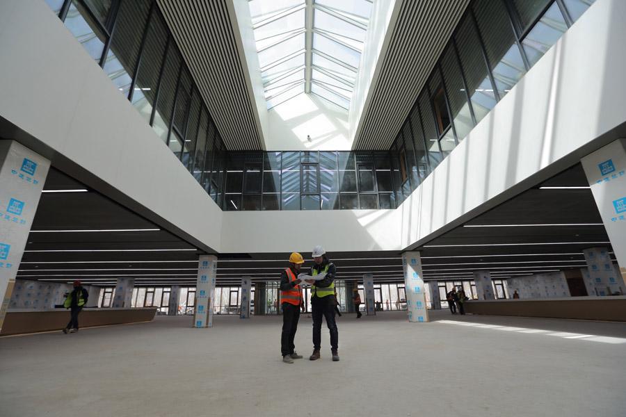 China State Decoration Group employees work in the Xiongan Citizen Service Center on March 29, 2018. The prefabricated building took about four months to build. (Photo by Wang Jing/China Daily)

Ensuring safe city operations

Urban security, disaster prevention and a stable supply of clean energy are highlighted in the plan.