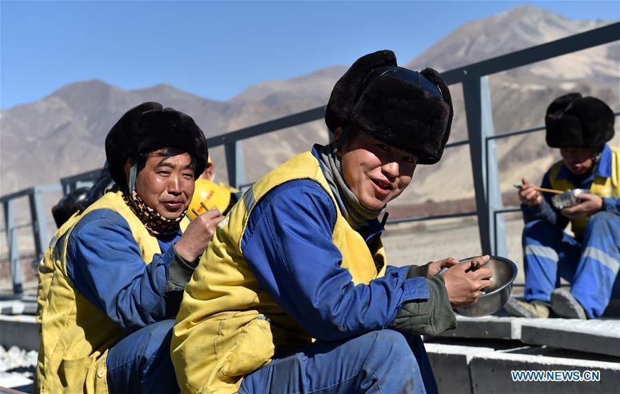 Workers have lunch at the construction site of the Lhasa-Nyingchi section of the Sichuan-Tibet Railway in southwest China\'s Tibet Autonomous Region, on Nov. 26, 2018. In 2018, an investment of 4.2 billion yuan (623 million U.S. dollars) was made in railway construction in the region. (Xinhua/Chogo)