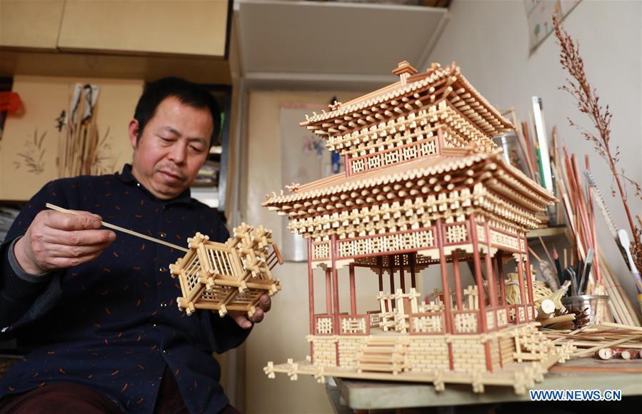 Craftsman Zhao Runsheng displays Chinese knots made of sorghum straws at a studio in Jingxing mining area of Shijiazhuang City, capital of north China\'s Hebei Province, Jan. 10, 2019. Sorghum straw handicrafts with various shapes in Jingxing Mining Area are a provincial intangible cultural heritage and a typical folk art in Hebei Province. (Xinhua/Liang Zidong)
