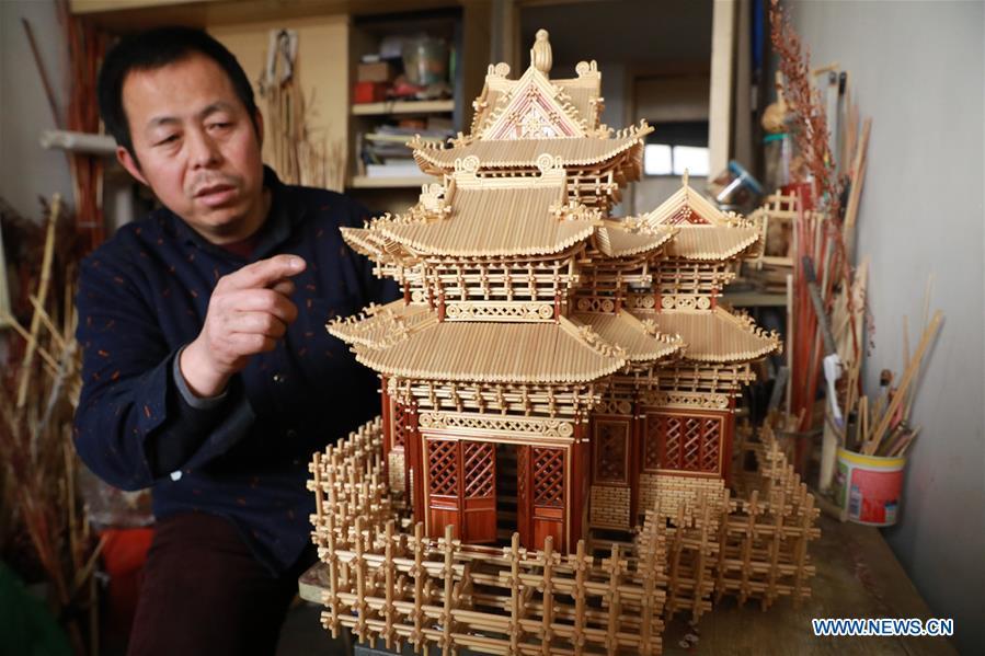 Craftsman Zhao Runsheng introduces his handicraft work made of sorghum straws at a studio in Jingxing mining area of Shijiazhuang City, capital of north China\'s Hebei Province, Jan. 10, 2019. Sorghum straw handicrafts with various shapes in Jingxing Mining Area are a provincial intangible cultural heritage and a typical folk art in Hebei Province. (Xinhua/Liang Zidong)