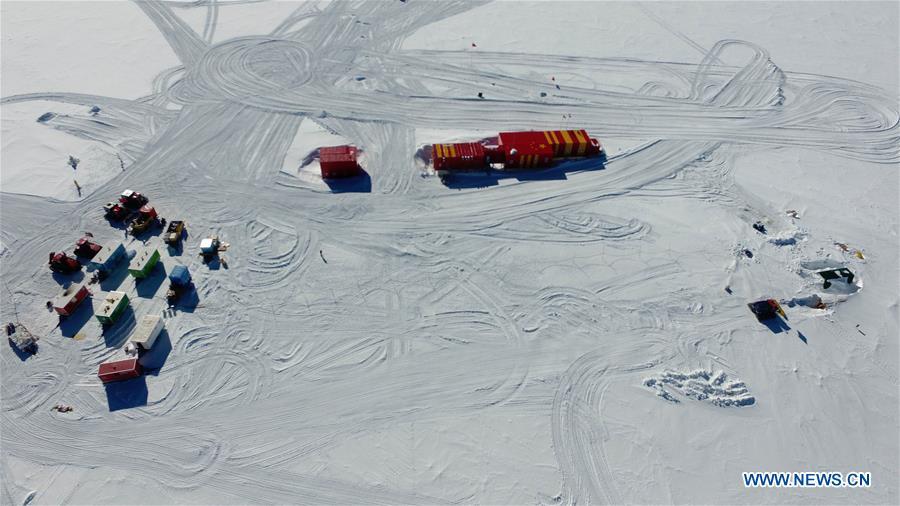 Aerial photo taken on Jan. 13, 2019 shows the camp of one of two inland expedition teams on China\'s 35th Antarctic expedition (L), China\'s Kunlun Station (C), and the drilling equipment (R) at the Kunlun Station in Antarctica. (Xinhua/Liu Shiping)