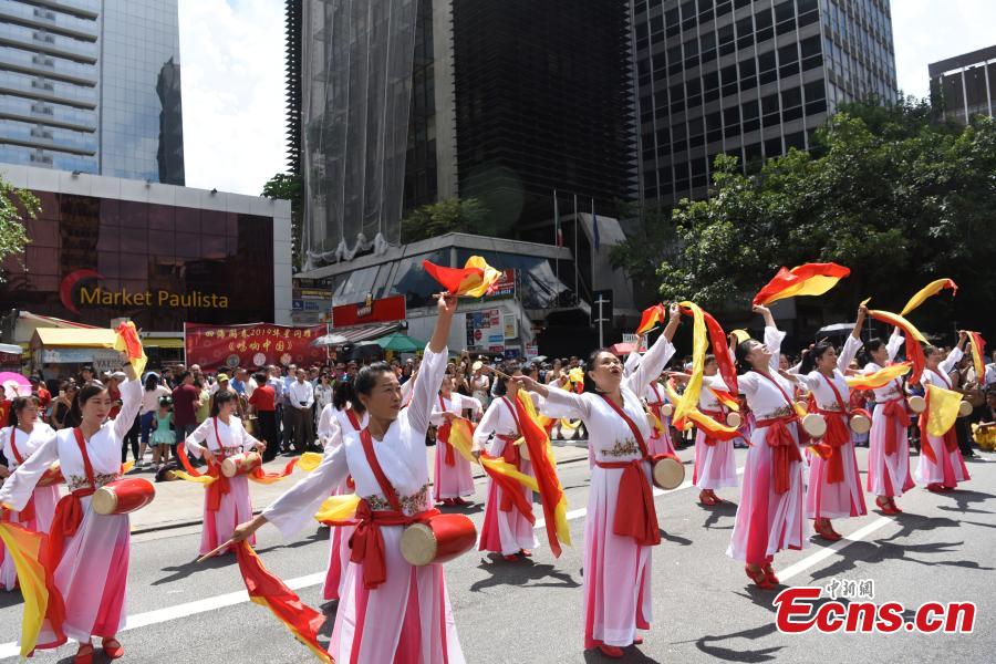 A performance to celebrate the upcoming Spring Festival, China\'s Lunar New Year, on Paulista Avenue, one of the most important avenues in Sao Paulo, Brazil, Jan. 13, 2019. Thousands of people watched the show organized by several local Chinese organizations. (Photo: China News Service/Mo Chengxiong)