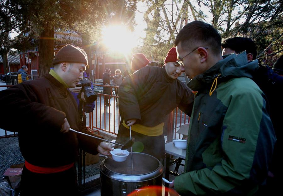 Volunteers serve freshly cooked Laba porridge at Yonghe Temple, Beijing, on Jan. 13, 2019. (Photo/China Daily)