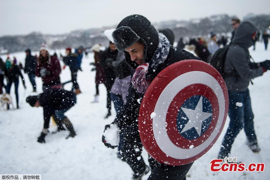 People play snowball fight in snow near the Washington Monument in Washington D.C., the United States, on Jan. 13, 2019.  (Photo/Agencies)