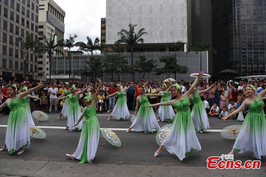 A performance to celebrate the upcoming Spring Festival, China\'s Lunar New Year, on Paulista Avenue, one of the most important avenues in Sao Paulo, Brazil, Jan. 13, 2019. Thousands of people watched the show organized by several local Chinese organizations. (Photo: China News Service/Mo Chengxiong)