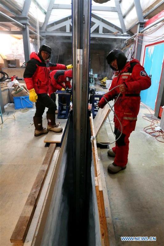 Members of one of two inland expedition teams on China\'s 35th Antarctic expedition operate the drilling equipment at the Kunlun Station in Antarctica, Jan. 12, 2019. (Xinhua/Liu Shiping)