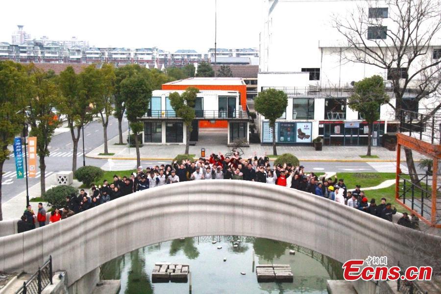 The world\'s largest 3D-printed concrete bridge has been completed in Shanghai, Jan. 12, 2019. The length of the pedestrian bridge is 26.3 meters, with the width 3.6 meters. The bridge\'s design has been influenced by China\'s ancient Zhaozhou Bridge. It adopts a single arch structure to bear weight. (Photo/China News Service)