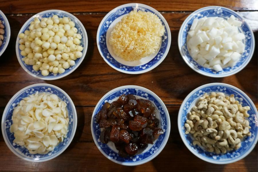 A view of ingredients used to make Laba congee at the Shaolin Temple, Jan. 13, 2019. The congee was cooked according to a traditional recipe and included five types of beans as well as more than 20 minor ingredients. Buddhist temples across China have started handing out free Laba congee, a special meal served during the Laba Festival, which falls on the eighth day of the 12th lunar month and ushers in China\'s Lunar New Year celebrations. (Photo: China News Service/Han Zhangyun)