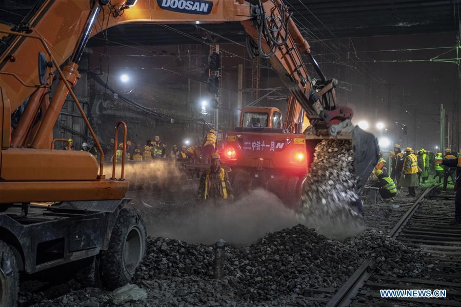 Workers are seen on the construction site of Xi\'an Railway Station in Xi\'an, capital of northwest China\'s Shaanxi Province, Jan. 15, 2019. After six hours of continuous overnight work of 1,000 plus workers, the reconstruction and extension project of the Xi\'an Railway Station entered the phase of main project construction on Tuesday, which laid a solid foundation for the upcoming Spring Festival travel rush.(Xinhua/Tao Ming)