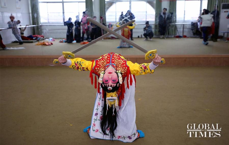 A student practices with swords during a training session. (Photos: Yang Hui/GT)