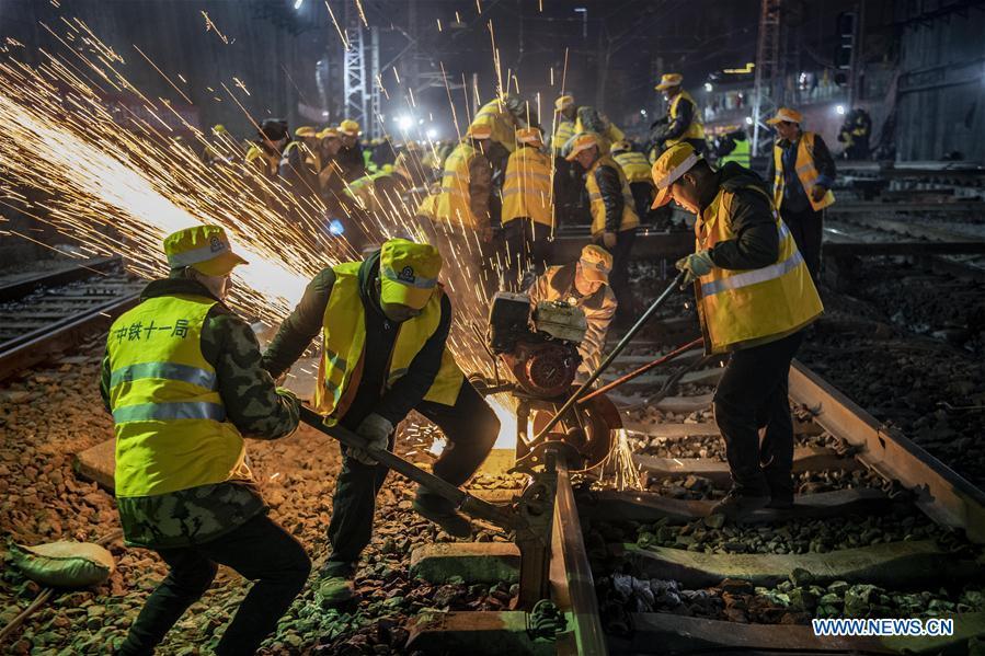 Workers cut steel rail on the construction site of Xi\'an Railway Station in Xi\'an, capital of northwest China\'s Shaanxi Province, Jan. 15, 2019. After six hours of continuous overnight work of 1,000 plus workers, the reconstruction and extension project of the Xi\'an Railway Station entered the phase of main project construction on Tuesday, which laid a solid foundation for the upcoming Spring Festival travel rush.(Xinhua/Tao Ming)