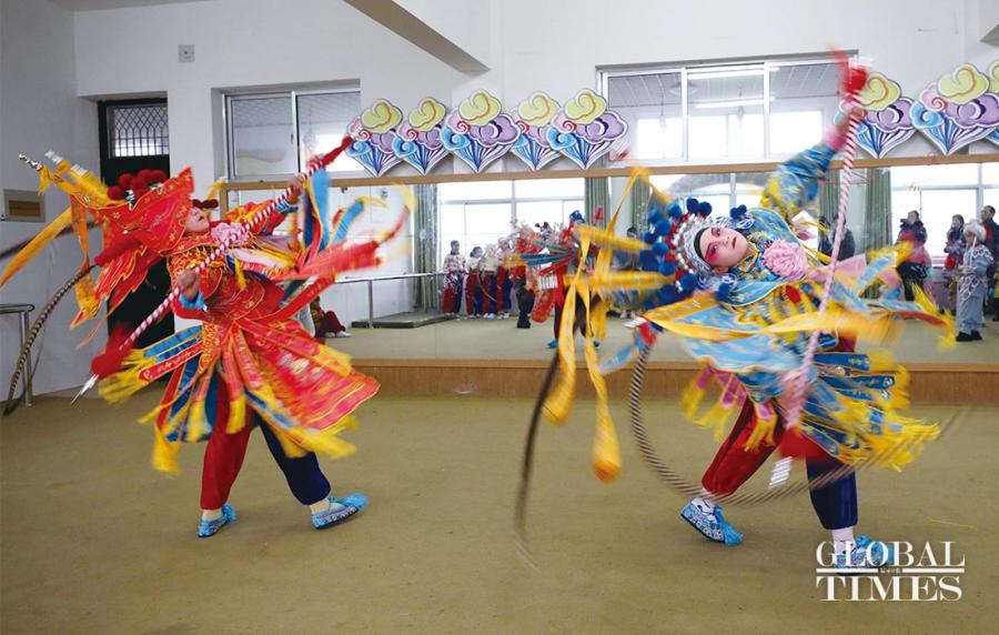 Two students whirl during a training session. (Photos: Yang Hui/GT)