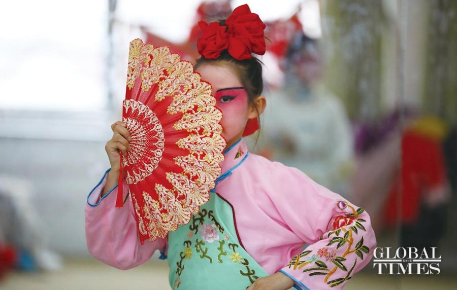 A student holds a fan during a training session.  (Photos: Yang Hui/GT)