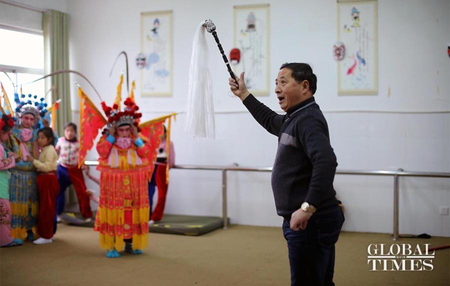 Li Pengshan demonstrates Peking Opera movements to students. (Photos: Yang Hui/GT)