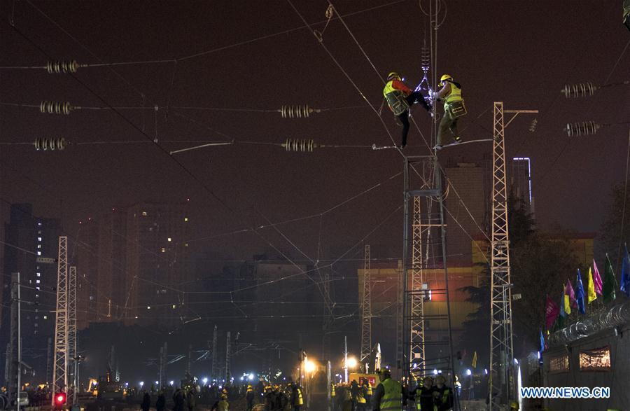 Workers reform the circuit network on the construction site of Xi\'an Railway Station in Xi\'an, capital of northwest China\'s Shaanxi Province, Jan. 15, 2019. After six hours of continuous overnight work of 1,000 plus workers, the reconstruction and extension project of the Xi\'an Railway Station entered the phase of main project construction on Tuesday, which laid a solid foundation for the upcoming Spring Festival travel rush. (Xinhua/Xu Yunhua)