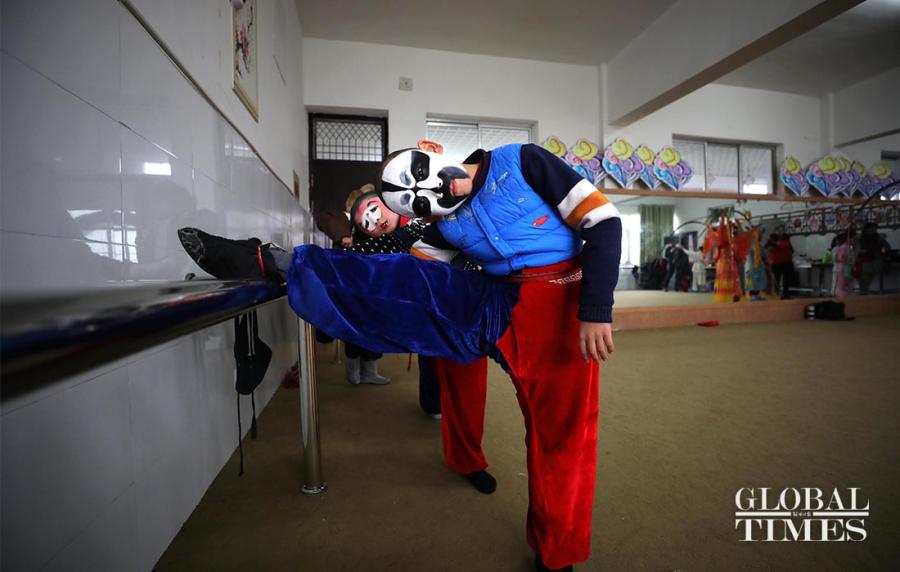 Students stretch their legs during a training session.

The Xichang Primary School in East China\'s Jiangsu Province embraced the \