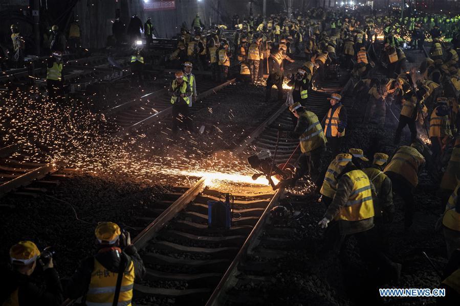 Workers are seen on the construction site of Xi\'an Railway Station in Xi\'an, capital of northwest China\'s Shaanxi Province, Jan. 15, 2019. After six hours of continuous overnight work of 1,000 plus workers, the reconstruction and extension project of the Xi\'an Railway Station entered the phase of main project construction on Tuesday, which laid a solid foundation for the upcoming Spring Festival travel rush.(Xinhua/Tao Ming)