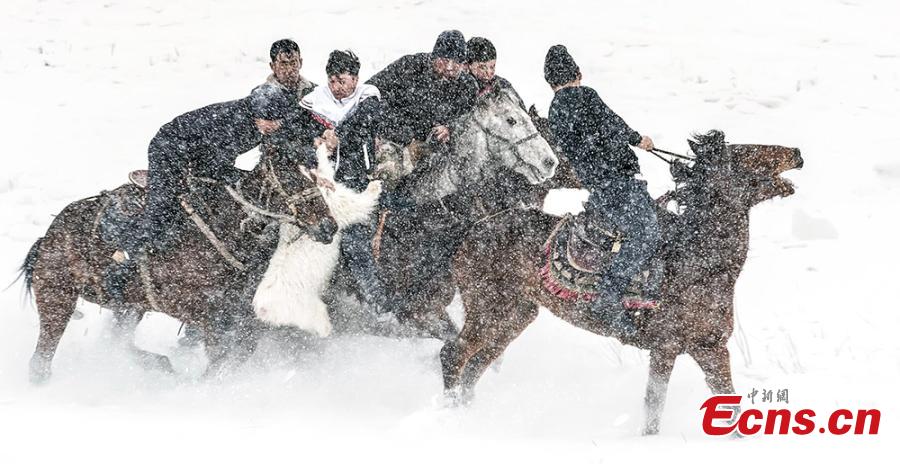 An ice and snow festival in Yining County, Northwest China\'s Xinjiang Uygur Autonomous Region in mid-January included a show of traditional sports - such as catching a sheep while riding a horse - while traditional costumes and handicrafts were also on display. (Photo: China News Service/Wang Yujun)
