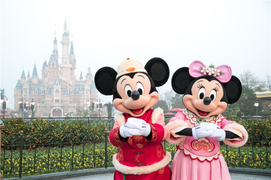 Shanghai Disneyland will celebrate the Year of the Pig with a number of special treatments. (Photo provided to chinadaily.com.cn)
The park and the resort will be decked out in festive decor to create an enchanting New Year atmosphere for guests, complete with vibrant Mickey lanterns, Chinese couplets, floral garlands, peach flowers and paper decorations.

Meanwhile, shades of red and gold will be seen throughout the park and the resort, with Chinese New Year melodies completing the immersive New Year experience.

For the first time ever on Feb 4 and 5, Shanghai Disney Resort will host special reunion dinners ? a longstanding tradition in Chinese culture ? in the Cinderella Ballroom at the Shanghai Disneyland Hotel, delivering a signature experience for families and friends.