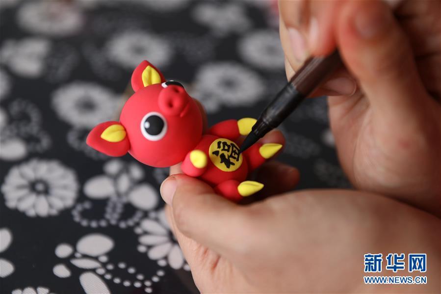 By using colored clay, sculpting knives and brush pen, Jiang breathed life into the dirt and designed different characters in vivid depiction. (Photo/Xinhua)