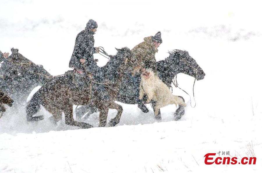 An ice and snow festival in Yining County, Northwest China\'s Xinjiang Uygur Autonomous Region in mid-January included a show of traditional sports - such as catching a sheep while riding a horse - while traditional costumes and handicrafts were also on display. (Photo: China News Service/Wang Yujun)