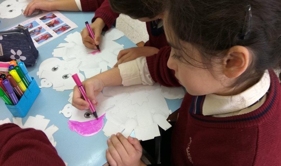 Students make pig-themed paper art at a primary school in Kalkara, Malta, on Jan. 10, 2019.  (Photo/Chinaculture.org)