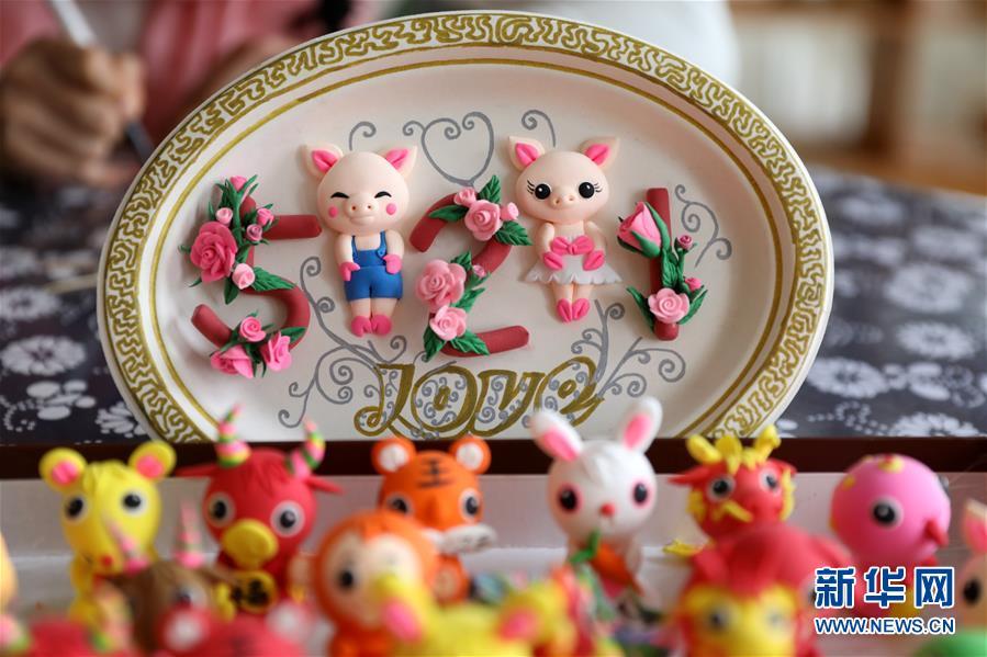 To celebrate the upcoming Year of the Pig, a Chinese folk artist created dozens of cute piggy figurines with traditional clay sculpting technique, Jan. 14, in east China\'s Rongcheng city, Shandong Province. (Photo/Xinhua)