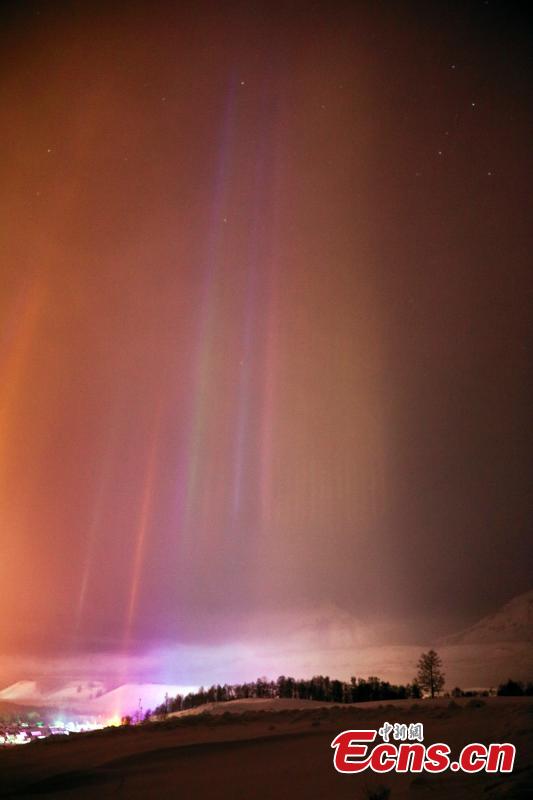 Natural light beam appears at Hemu Village, Altay, Northwest China\'s Xinjiang Uygur Autonomous Region as temperatures drop to 30 minus degrees. The sword-like light beam straight into the starry sky is a natural phenomenon, the reflection of ice crystals in the cold night air. (Photo: China News Service/Lei Dongxiang)