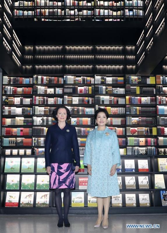 Peng Liyuan (R), the wife of Chinese President Xi Jinping, attends a show including poetry reading and musical performances with Jenni Haukio, wife of Finnish President Sauli Niinisto, in Beijing, capital of China, Jan. 15, 2019. (Xinhua/Ding Lin)
